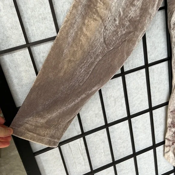 NWOT Parsley & Sage Velvet Top Floral Embroidered Boho Button Down Taupe - Picture 5 of 6